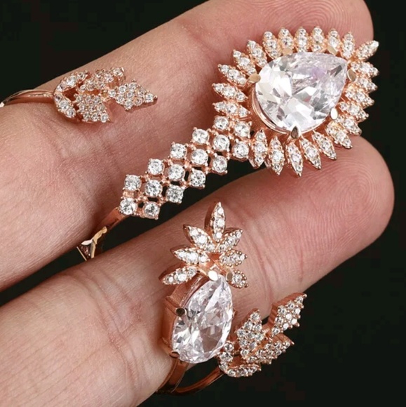 Large white topaz two finger cuff in gold - Picture 3 of 4